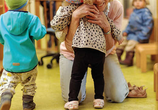 Betrifft Kinder Fachzeitschrift, Professionelle Nähe mit Kindern, Umarmung